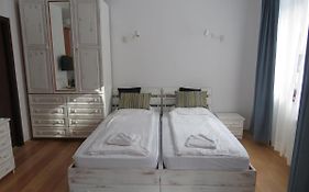 Flora Violet Studio Apartment Nr 10